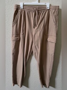 Athleta Size 16 Farallon Cargo Crop Pant Tan Hiking/ Pockets Cotton Inseam 25”
